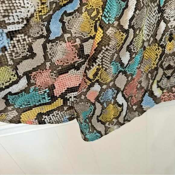 Peach Love California Snakeskin Short Sleeve Cutout Shorts Romper Sz M GUC - Picture 6 of 11